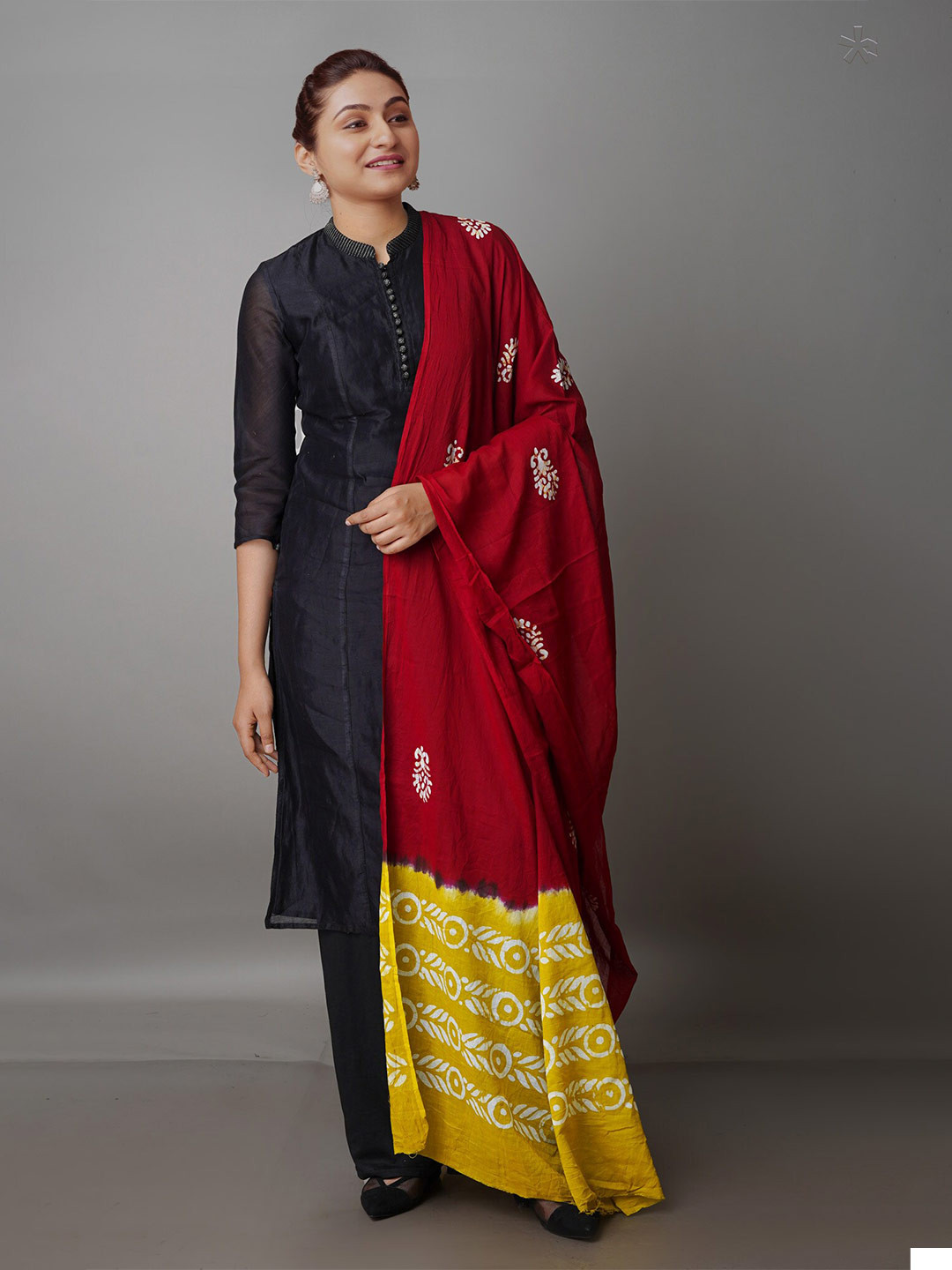 

Unnati Silks Blue & Maroon Ethnic Motifs Printed Pure Cotton Batik Dupatta