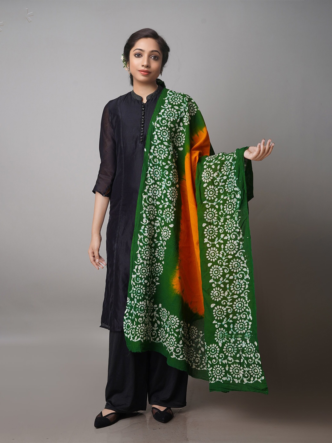

Unnati Silks Green & Orange Ethnic Motifs Printed Pure Cotton Batik Dupatta