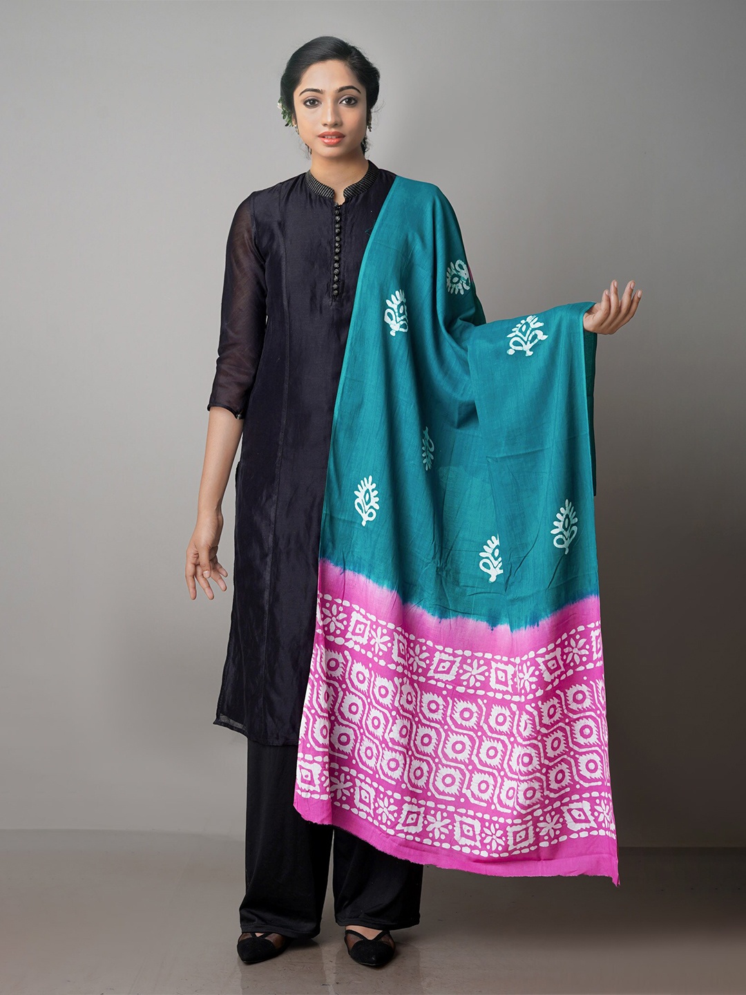 

Unnati Silks Green & Pink Ethnic Motifs Printed Pure Cotton Batik Dupatta