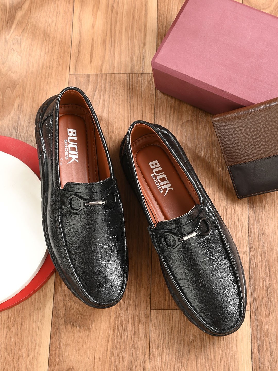 

BUCIK Men Textured Lightweight Loafers, Black