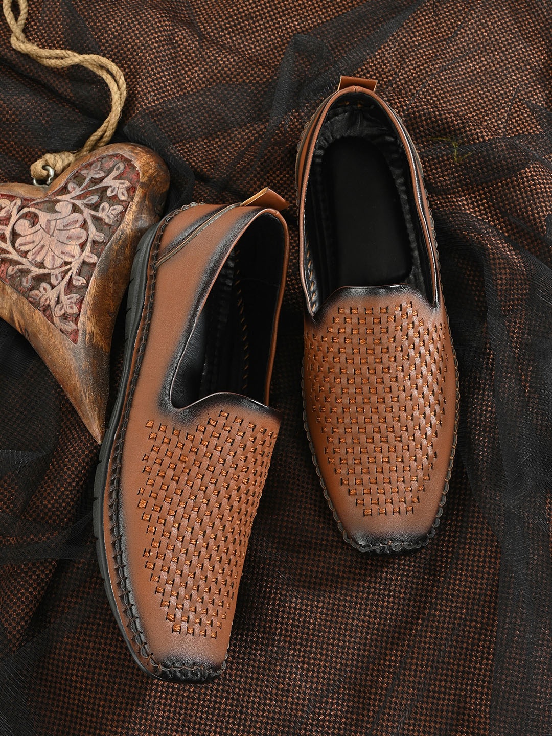 

BUCIK Men Textured Lightweight Loafers, Tan