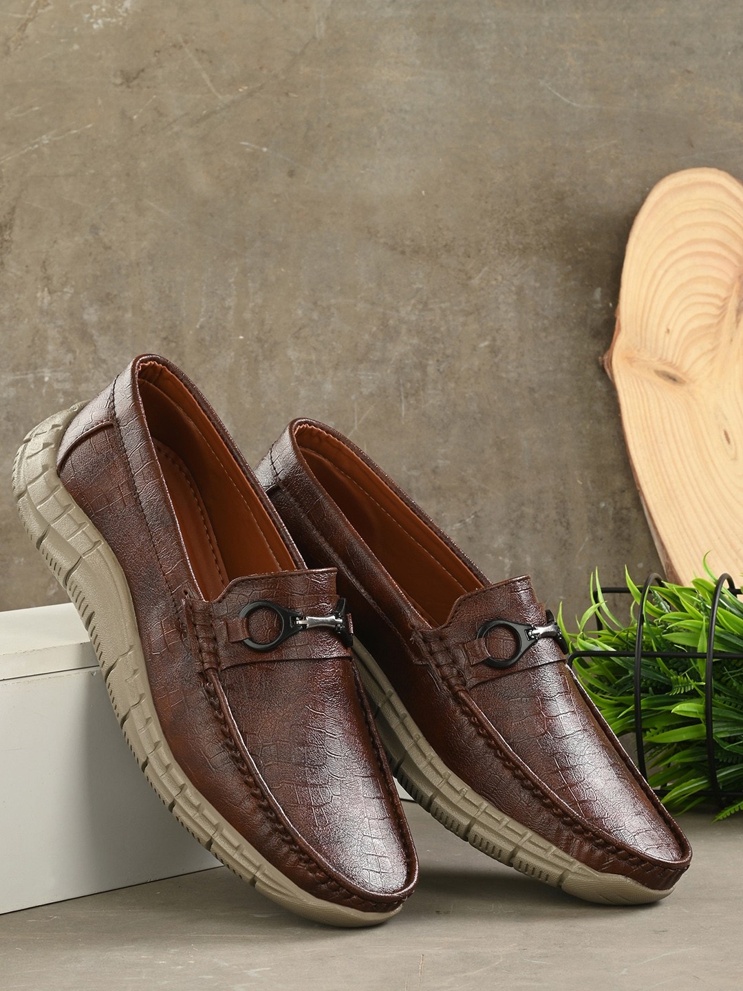 

BUCIK Men Textured Lightweight Loafers, Brown