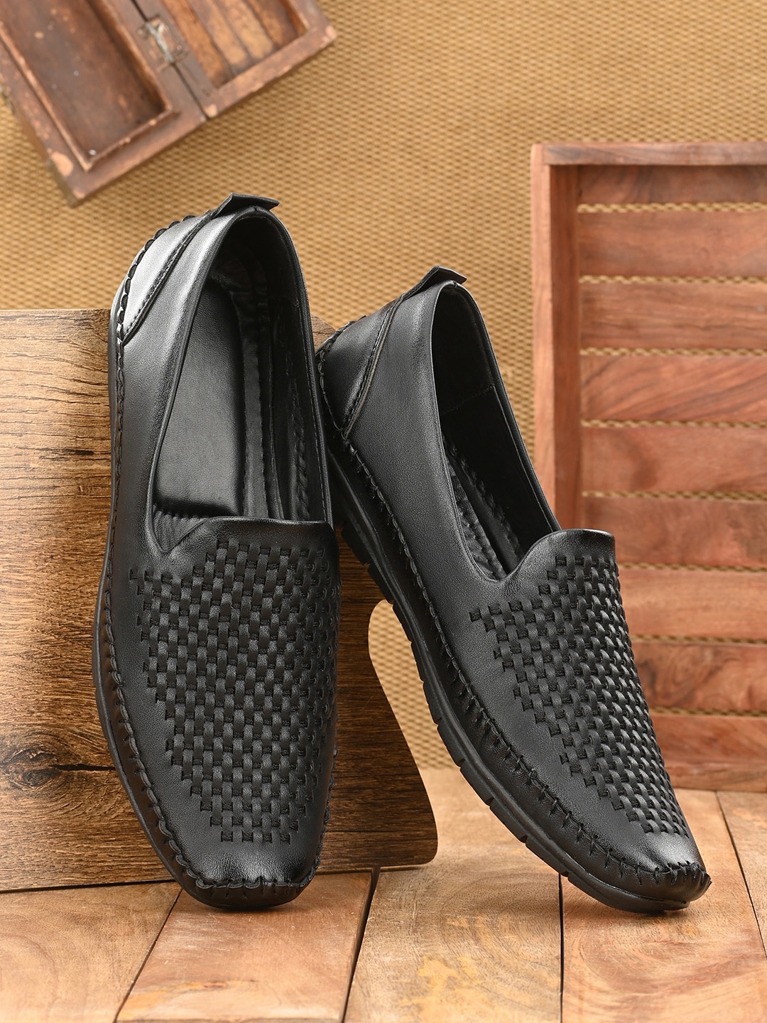 

BUCIK Men Textured Lightweight Loafers, Black
