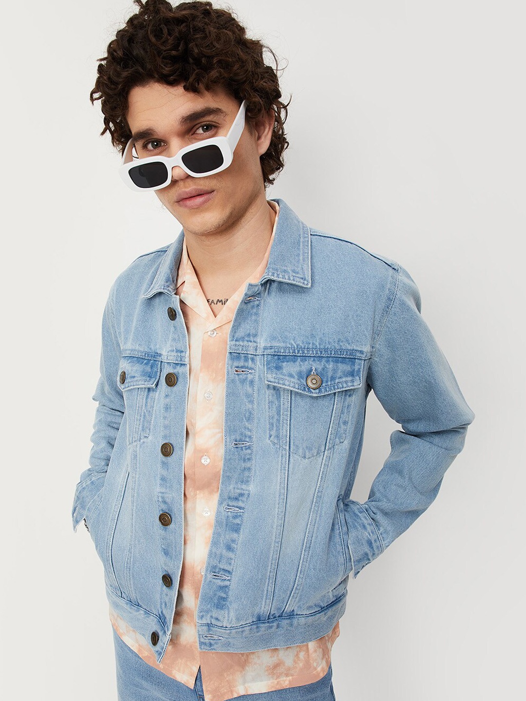 

max Men Washed Denim Jacket, Blue