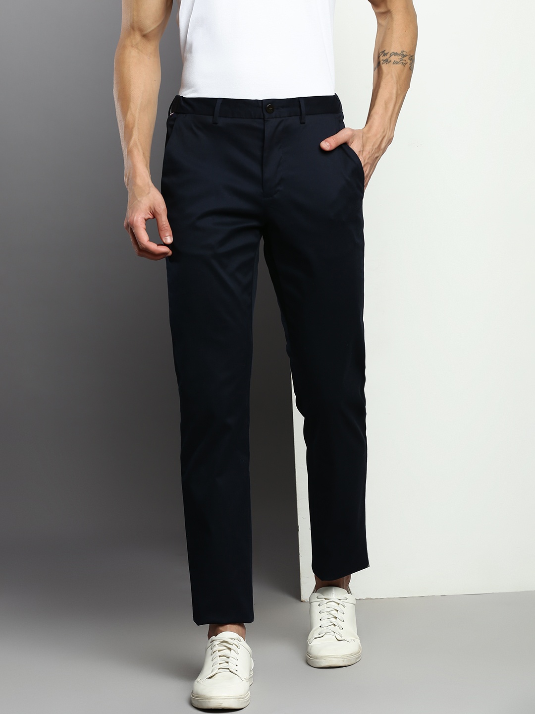 

Tommy Hilfiger Men Solid Chinos Trousers, Navy blue