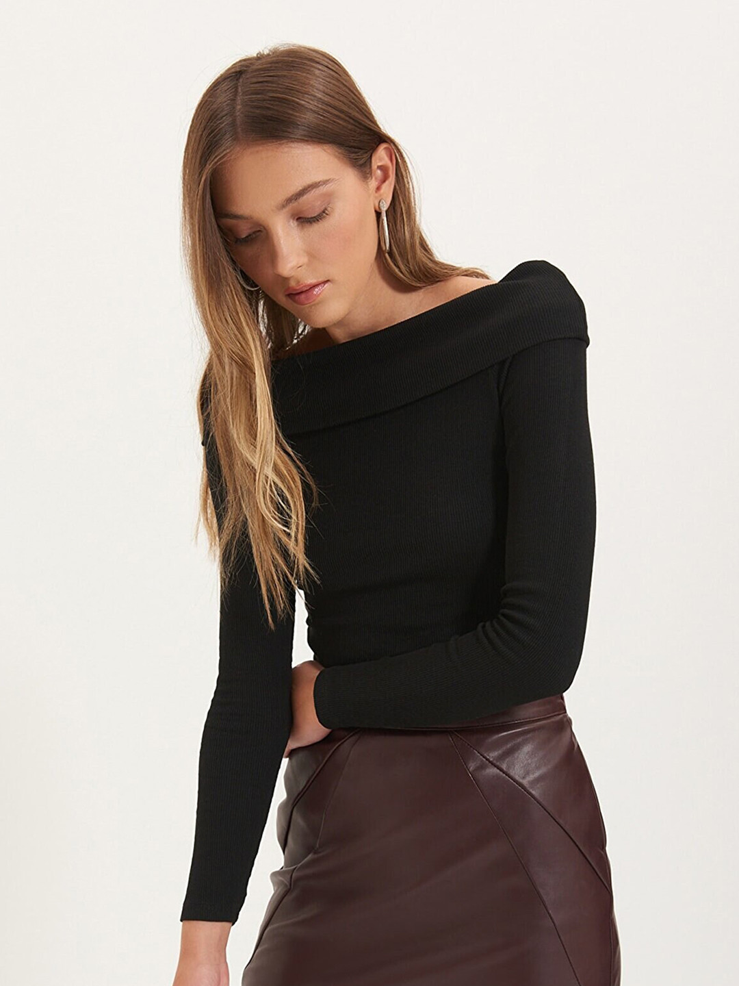 

Trendyol Boat Neck Regular Fitted Top, Black