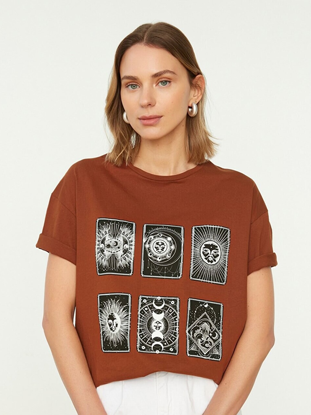 

Trendyol Women Printed Drop-Shoulder Sleeves Pure Cotton T-shirt, Coffee brown