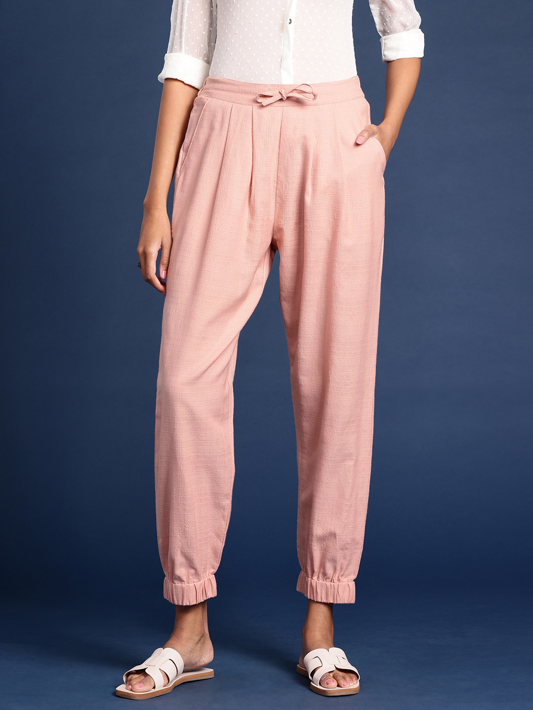 

Taavi Women Woven Legacy Trousers, Pink