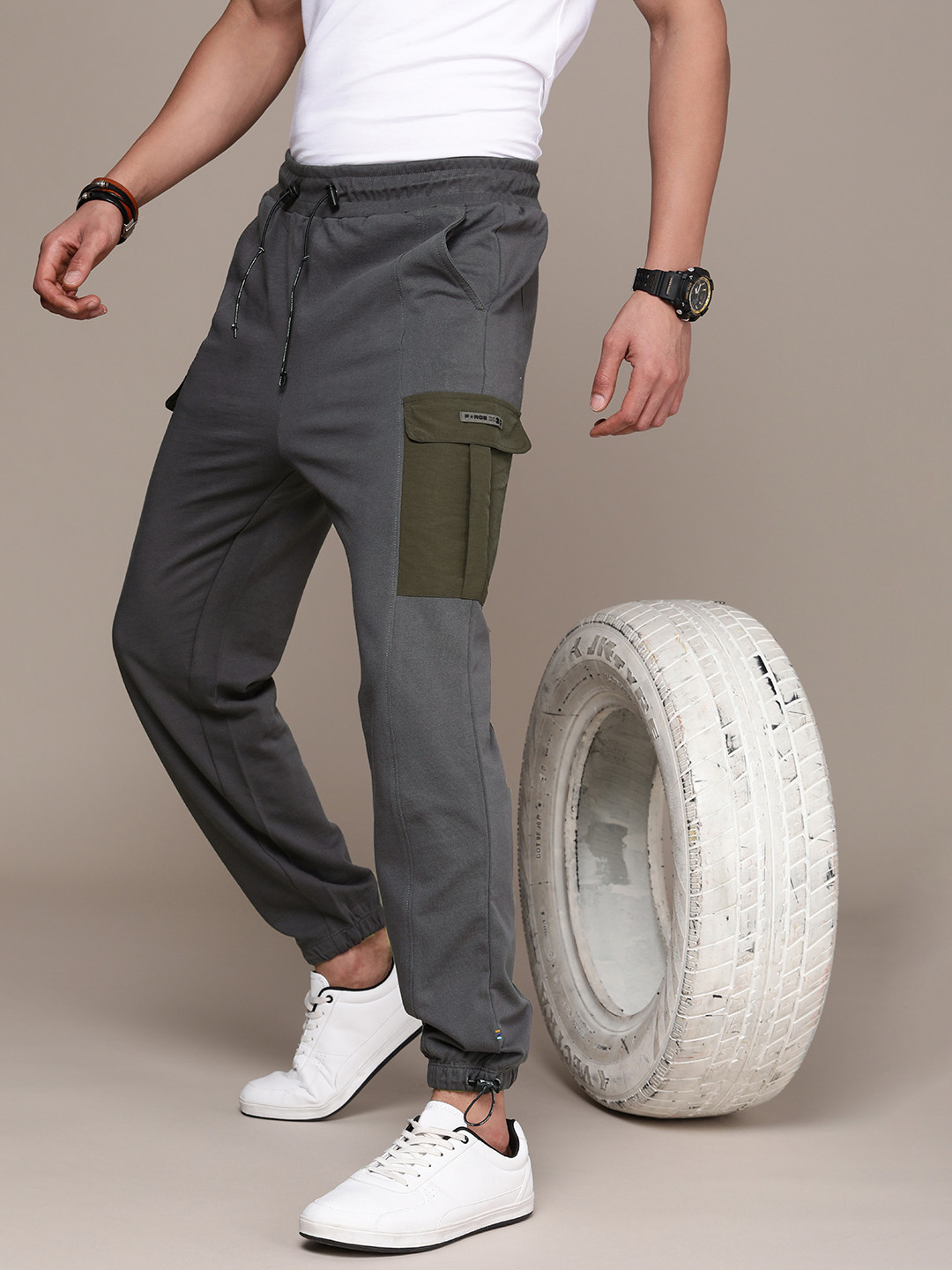

FORCE IX Men Solid Relaxed Fit Pure Cotton Cargo Joggers, Grey