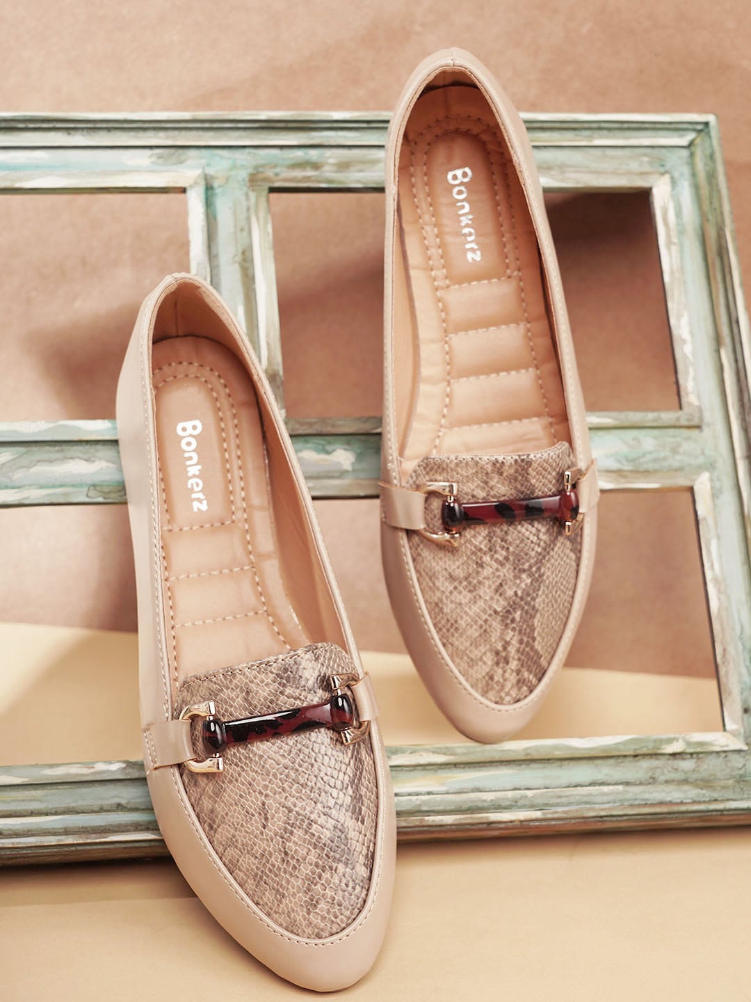 

ICONICS Women Printed Ballerinas, Beige