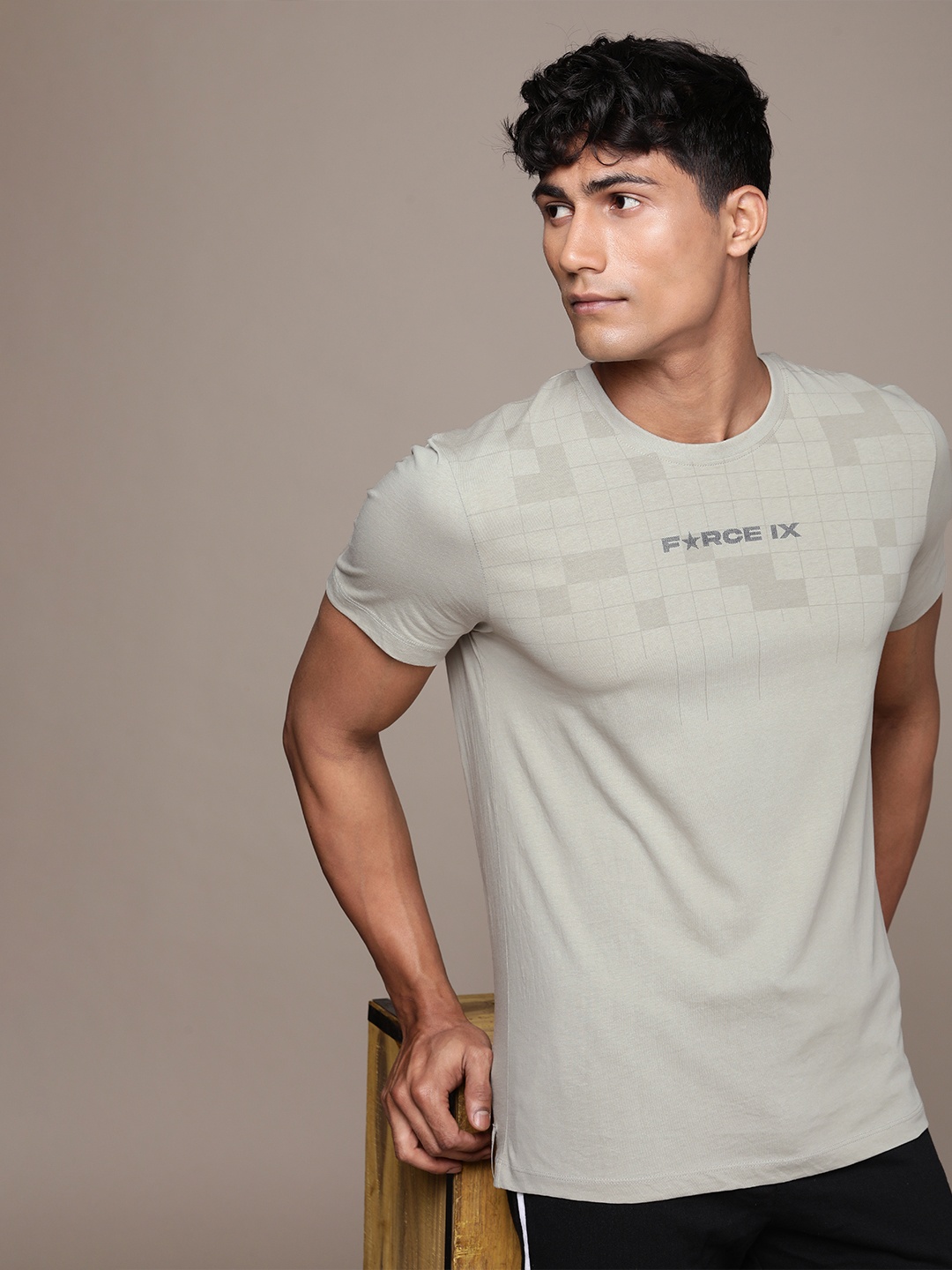 

FORCE IX Men Checked Pure Cotton T-shirt with Brand Logo Print, Olive