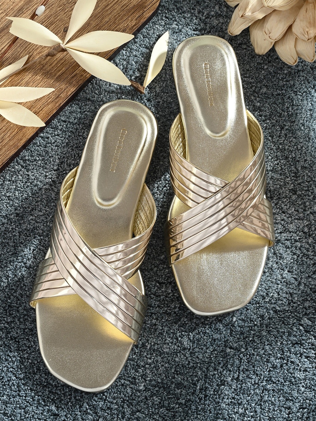 

CLOG LONDON Women Open Toe Flats, Gold