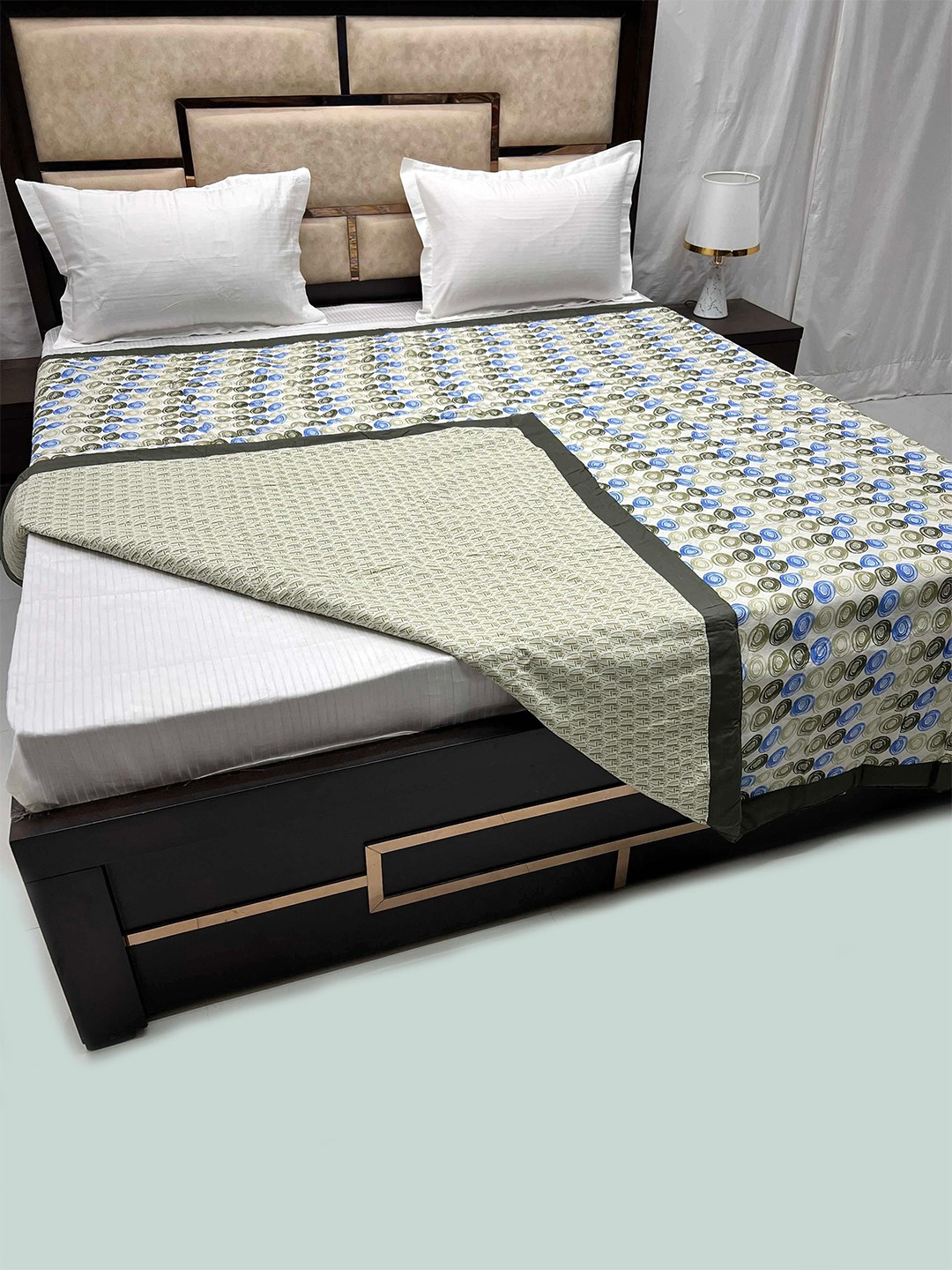 

Pure Decor Off White & Blue Geometric 210 GSM Pure Cotton Reversible Double Bed Dohar