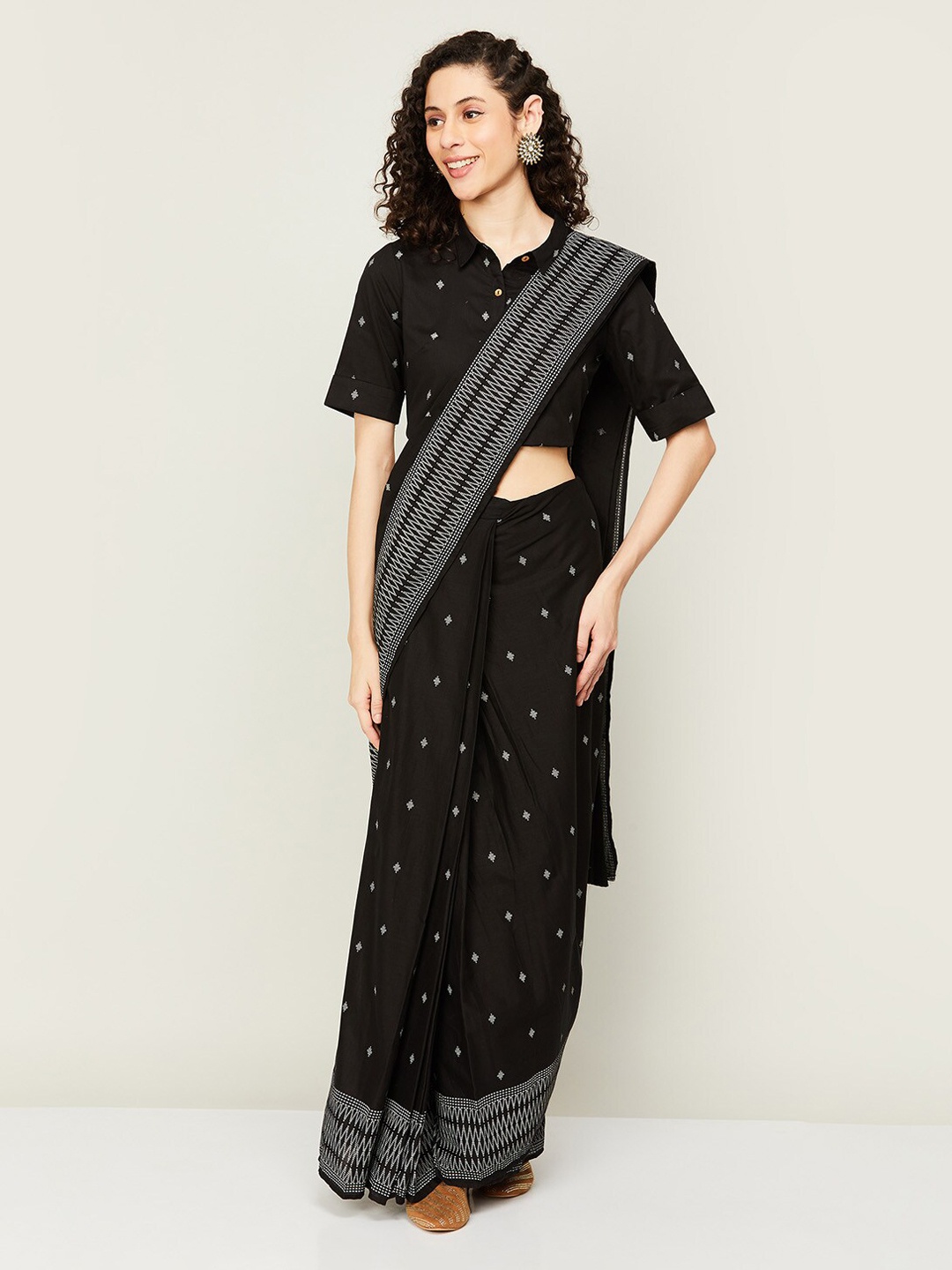 

Melange by Lifestyle Black Ethnic Motifs Pure Cotton Ready to Wear Saree