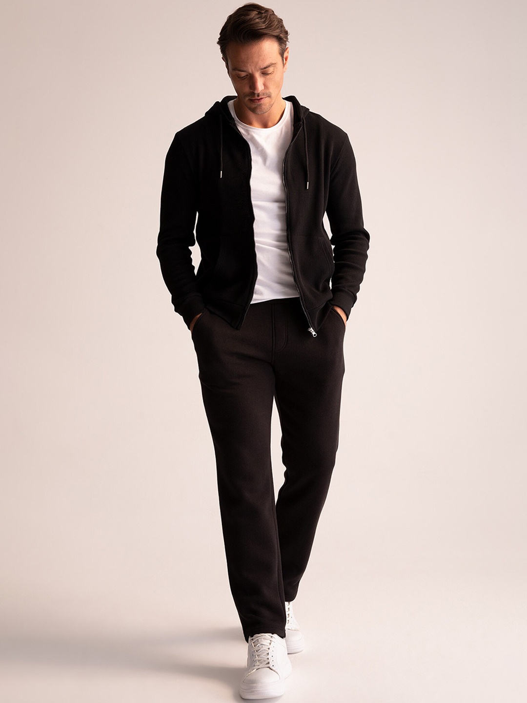 

DeFacto Men Mid-Rise Regular Fit Chinos, Black
