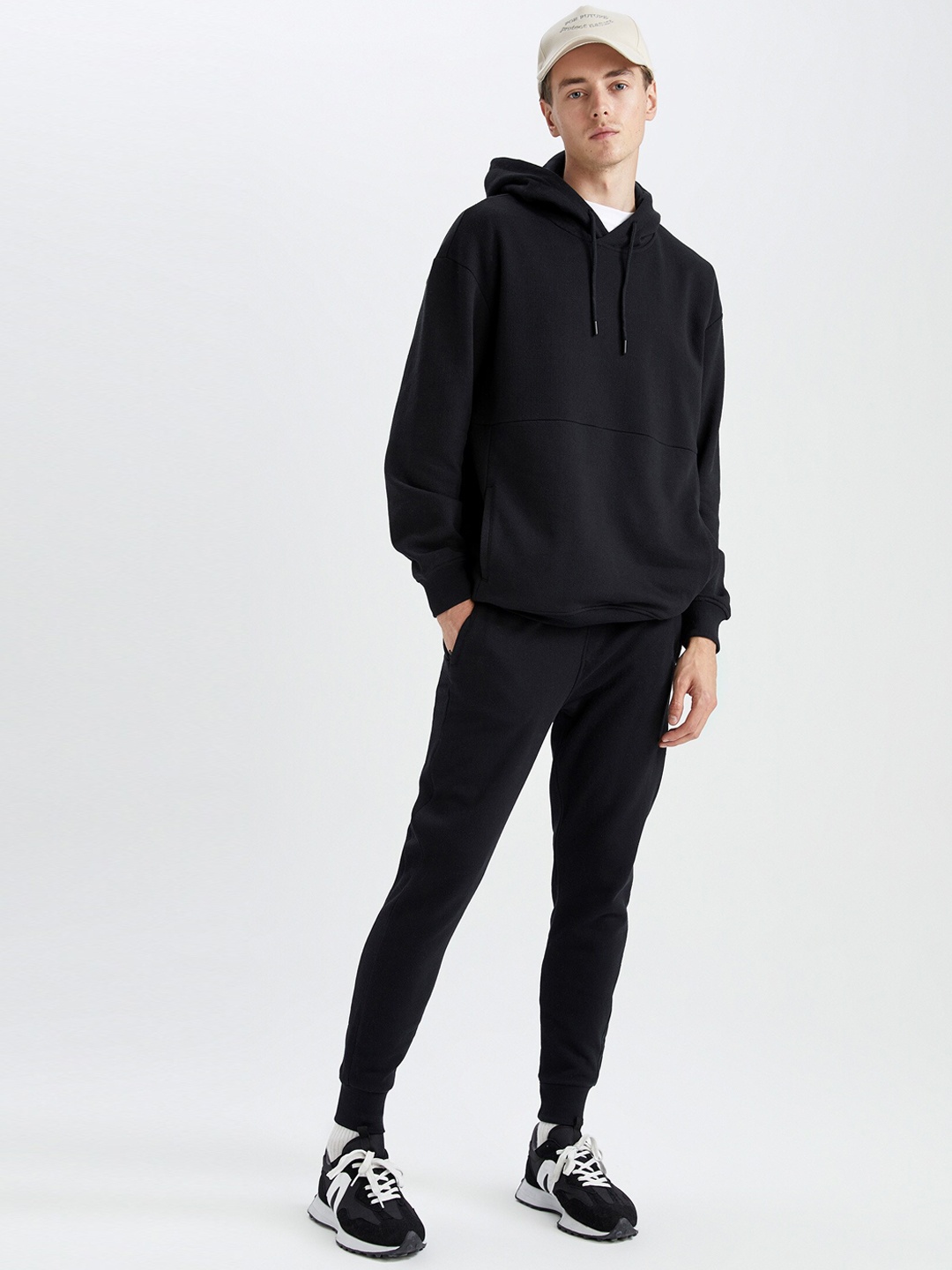 

DeFacto Men Mid-Rise Regular Fit Joggers, Black