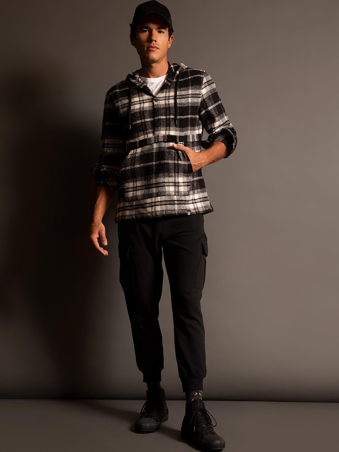 

DeFacto Men Mid-Rise Regular Fit Joggers, Black