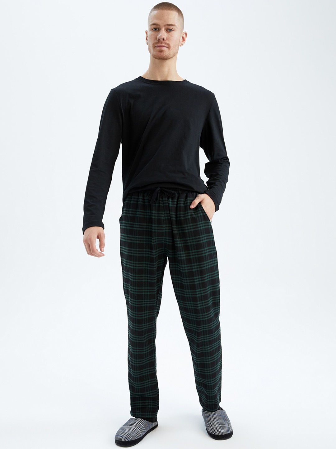 

DeFacto Men Checked Trousers, Black