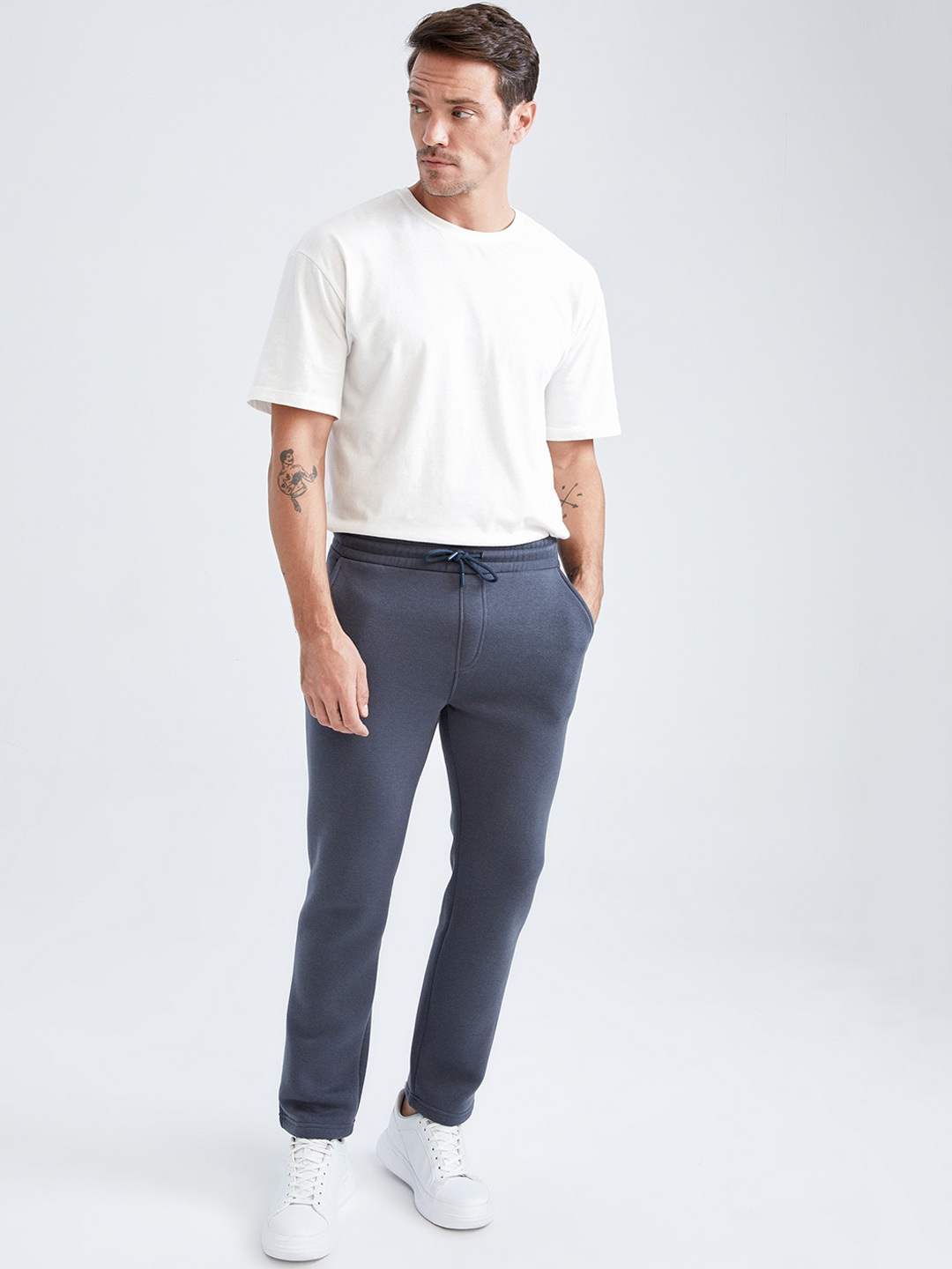 

DeFacto Men Mid Rise Plain Trousers, Grey