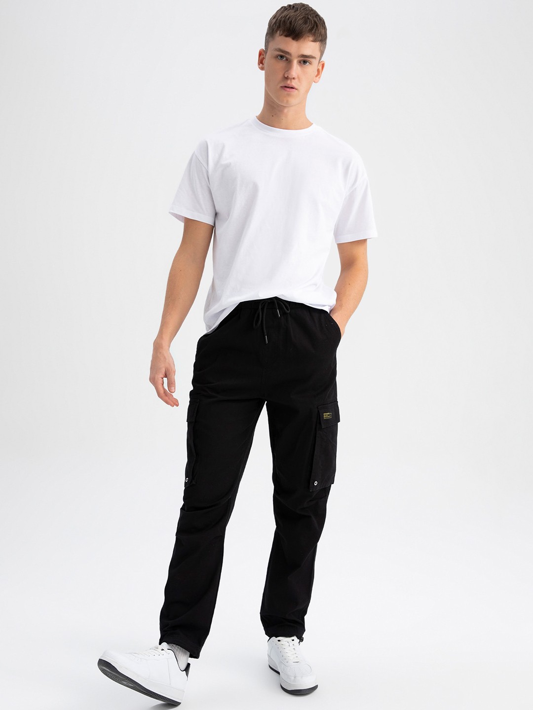 

DeFacto Men Solid Pure Cotton Cargos, Black