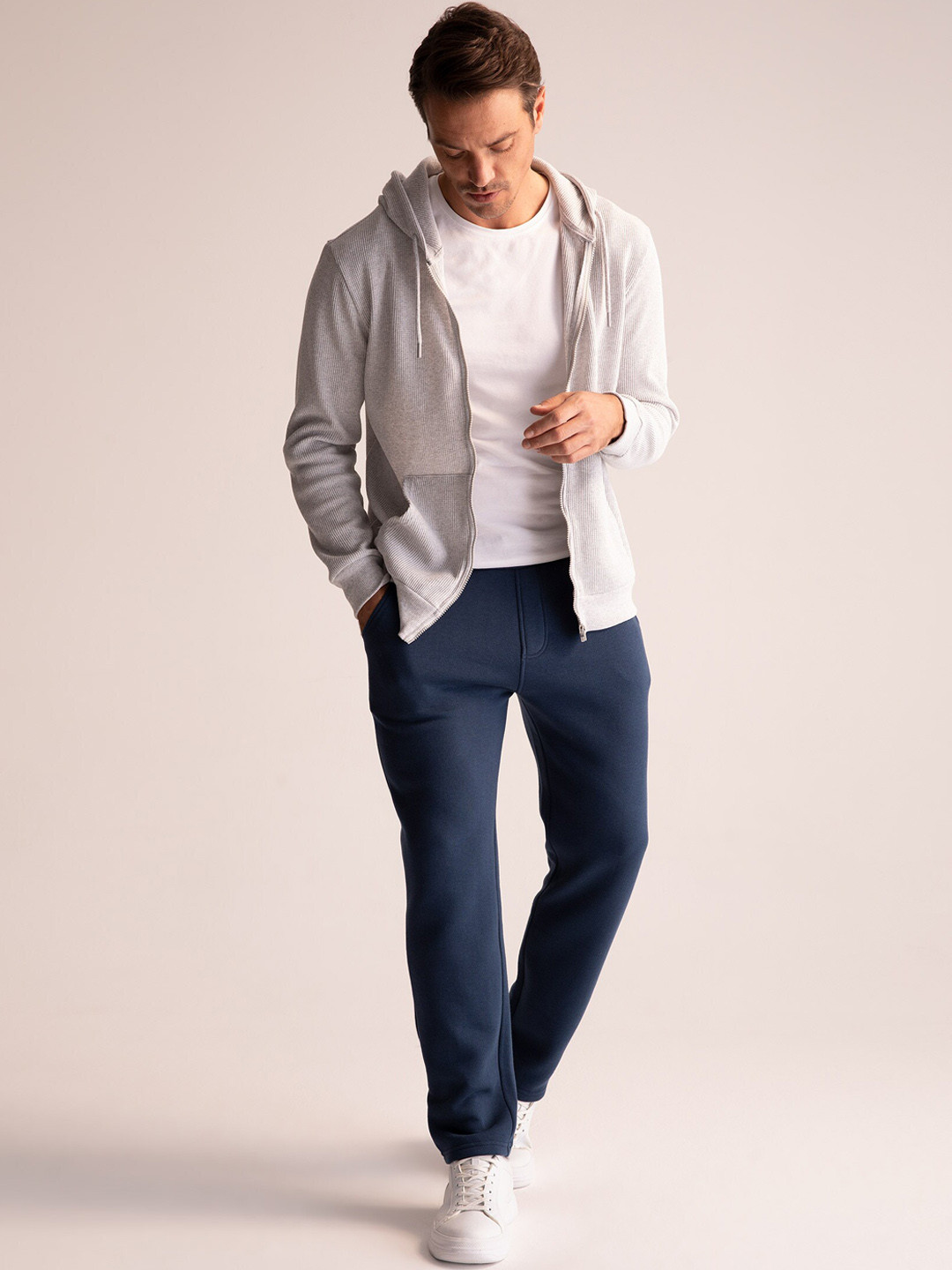 

DeFacto Men Solid Trousers, Navy blue