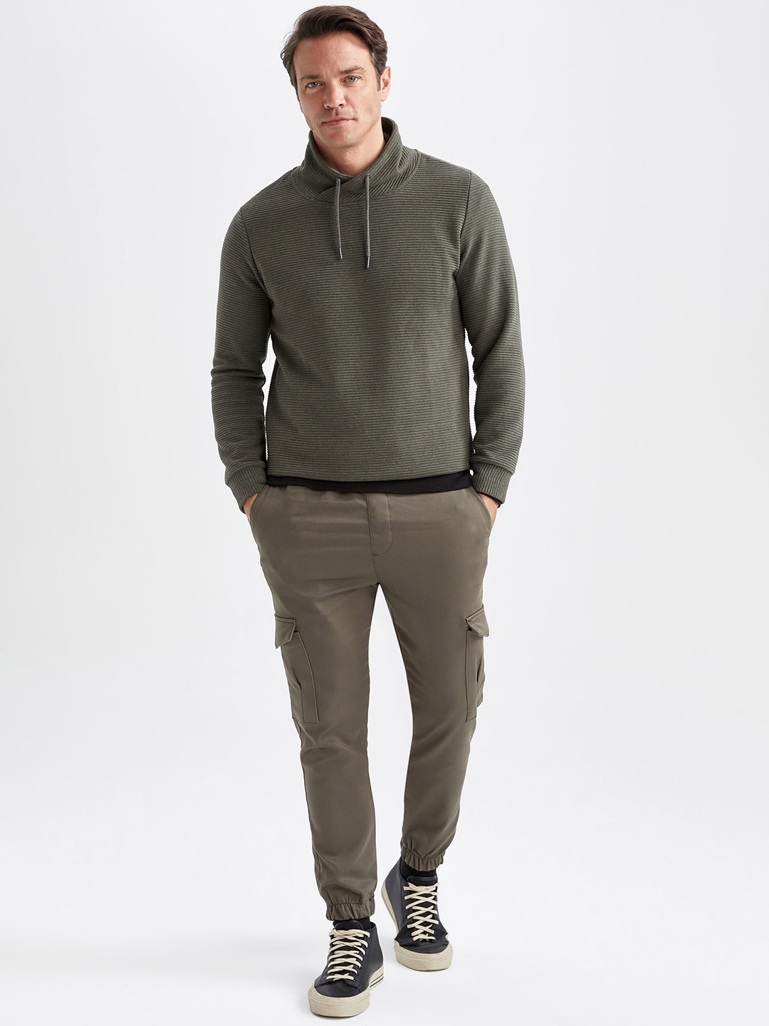 

DeFacto Men Solid Cargos Trousers, Olive