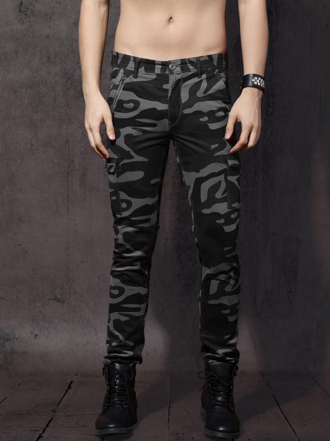 

Roadster Men Grey & Black Regular Fit Printed Cargos