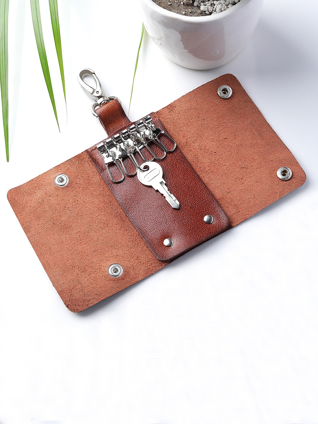 

Aditi Wasan Brown Textured Vintage Key Holder