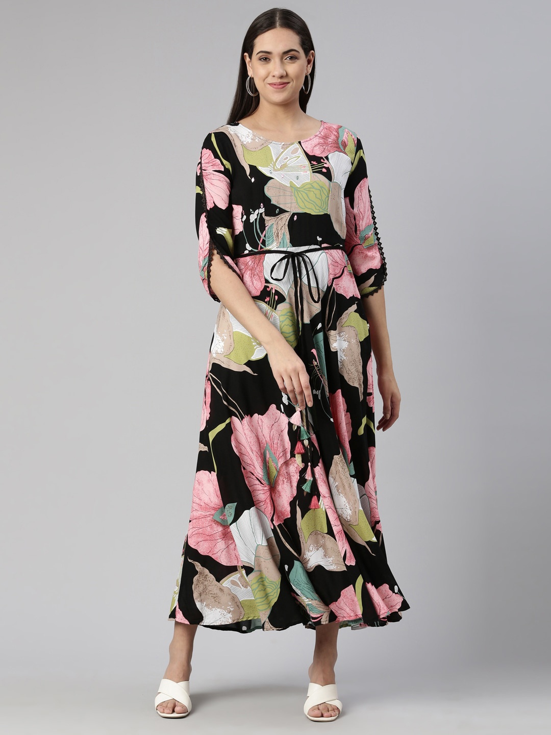 

Neerus Round Neck Printed Maxi Dress, Black