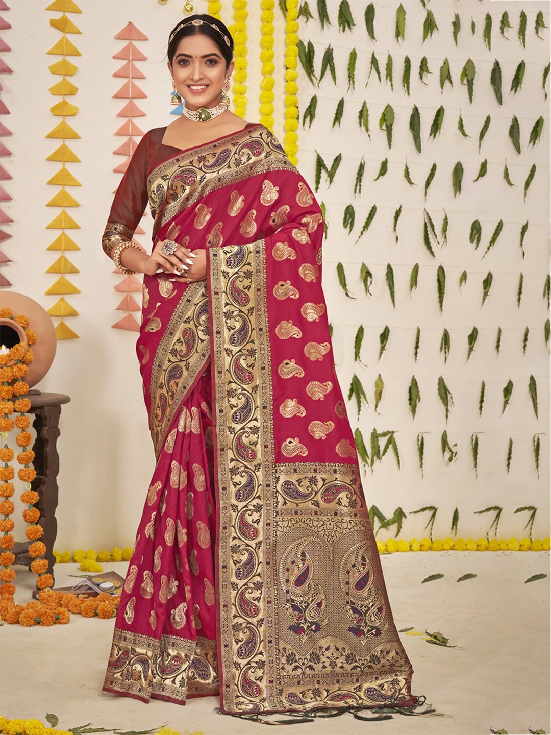 

Exclusiva Magenta & Gold-Toned Woven Design Zari Silk Blend Banarasi Saree
