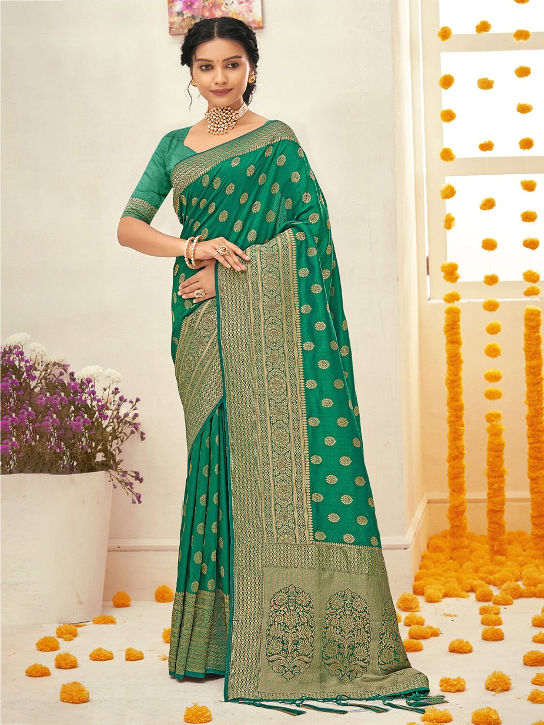 

Exclusiva Green & Gold-Toned Woven Design Zari Silk Blend Banarasi Saree