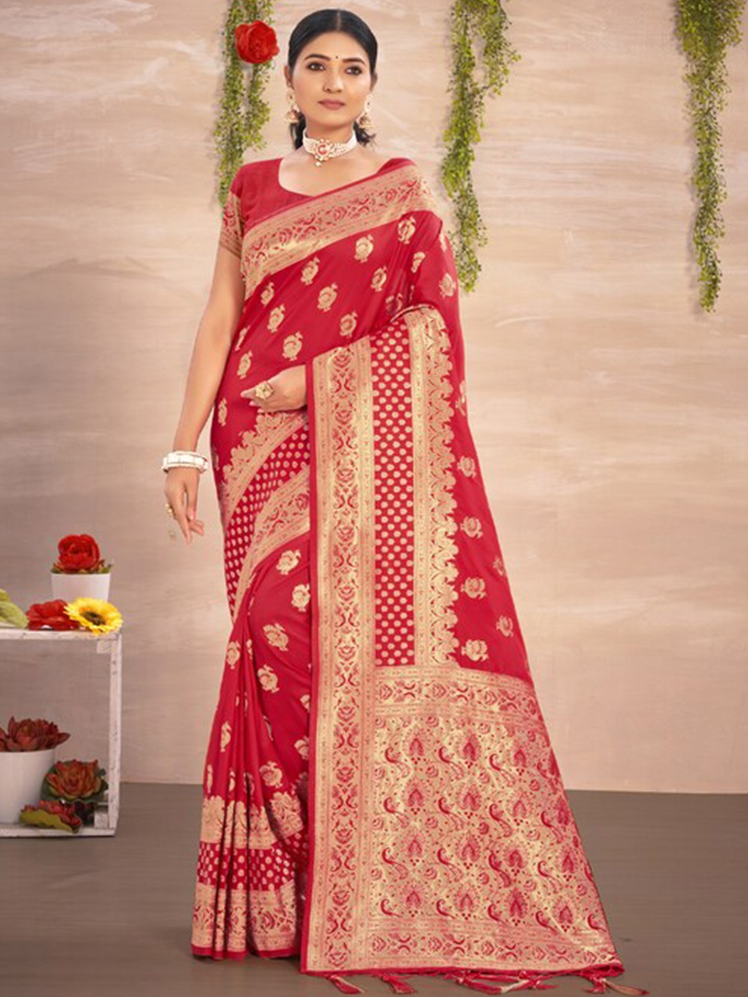 

Exclusiva Red & Gold-Toned Woven Design Zari Silk Blend Banarasi Saree