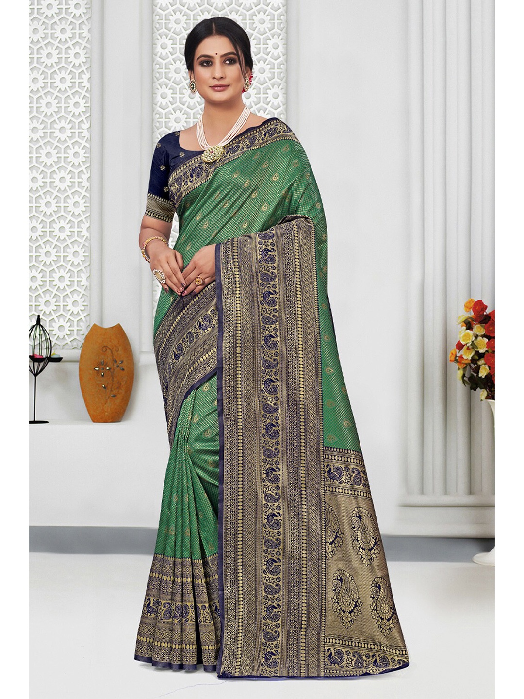 

Exclusiva Green & Gold-Toned Woven Design Zari Silk Blend Banarasi Saree