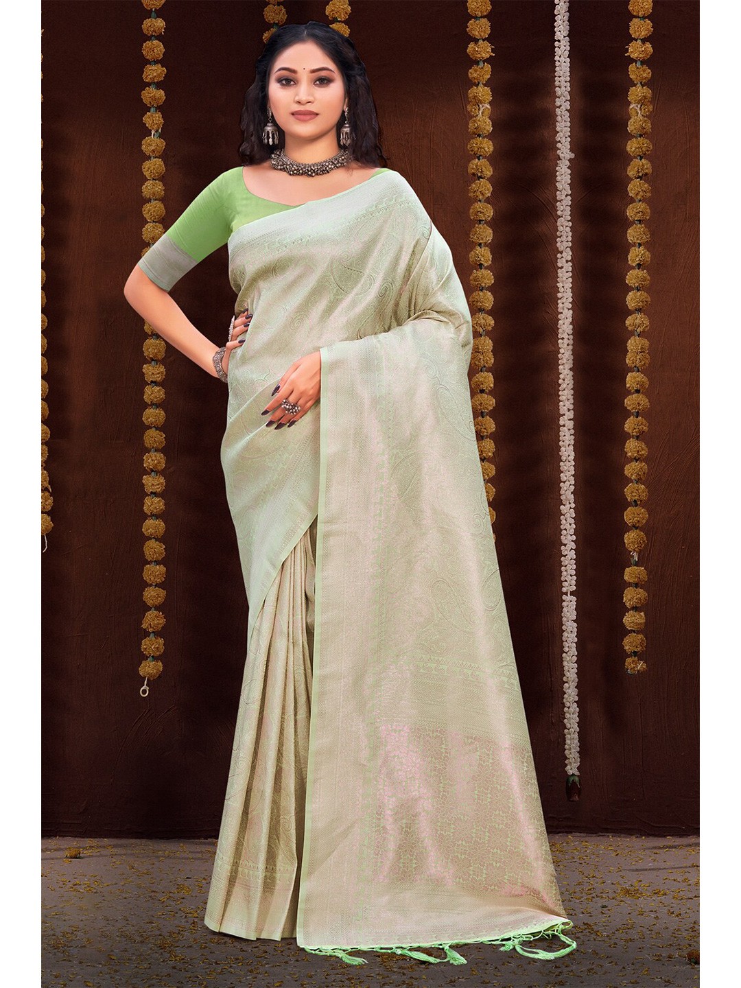 

Exclusiva Green & Gold-Toned Woven Design Zari Silk Blend Banarasi Saree