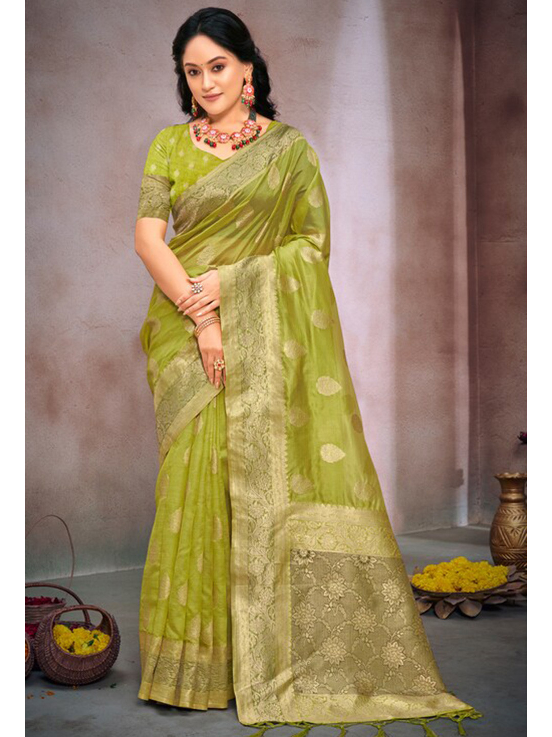 

Exclusiva Green & Gold-Toned Woven Design Zari Organza Banarasi Saree