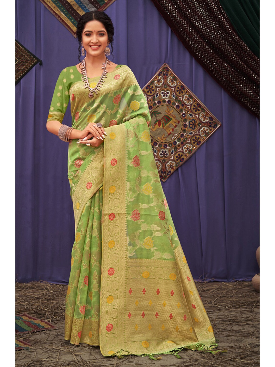 

Exclusiva Green & Gold-Toned Woven Design Zari Organza Banarasi Saree