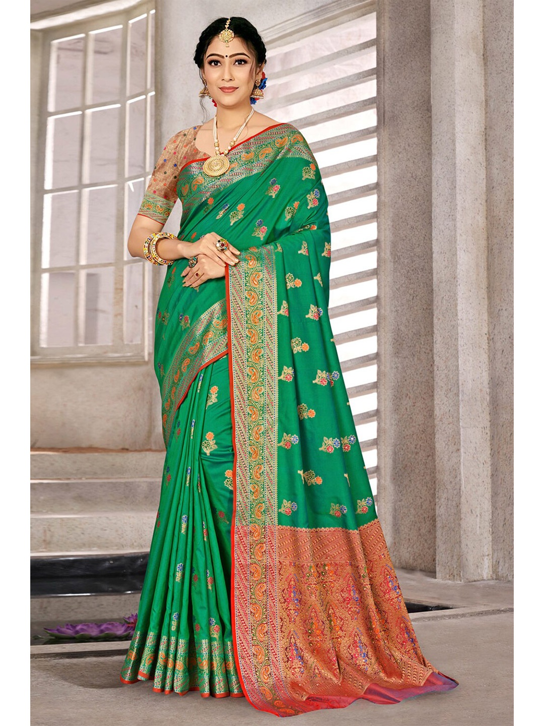 

Exclusiva Green & Red Woven Design Zari Silk Blend Banarasi Saree