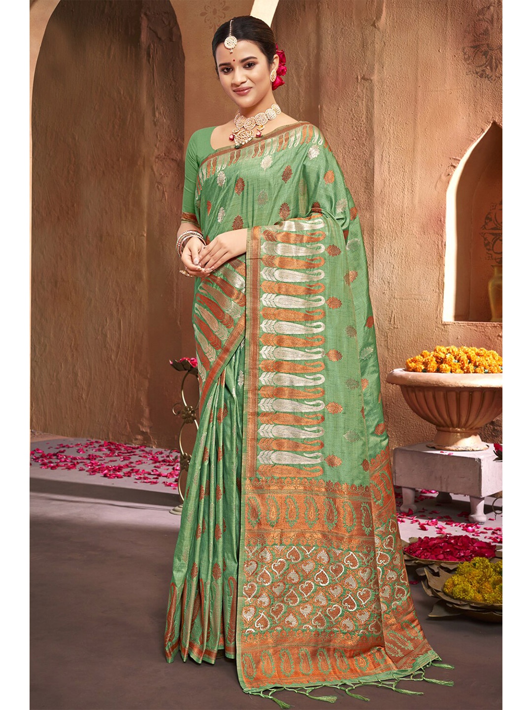 

Exclusiva Green & Gold-Toned Woven Design Zari Silk Blend Banarasi Saree