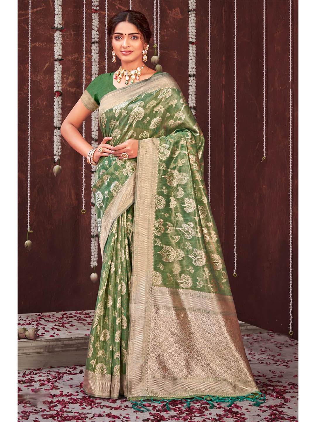 

Exclusiva Green & Gold-Toned Woven Design Zari Organza Banarasi Saree