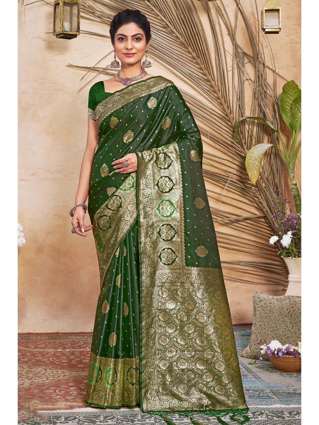 

Exclusiva Green & Gold-Toned Woven Design Zari Silk Blend Banarasi Saree