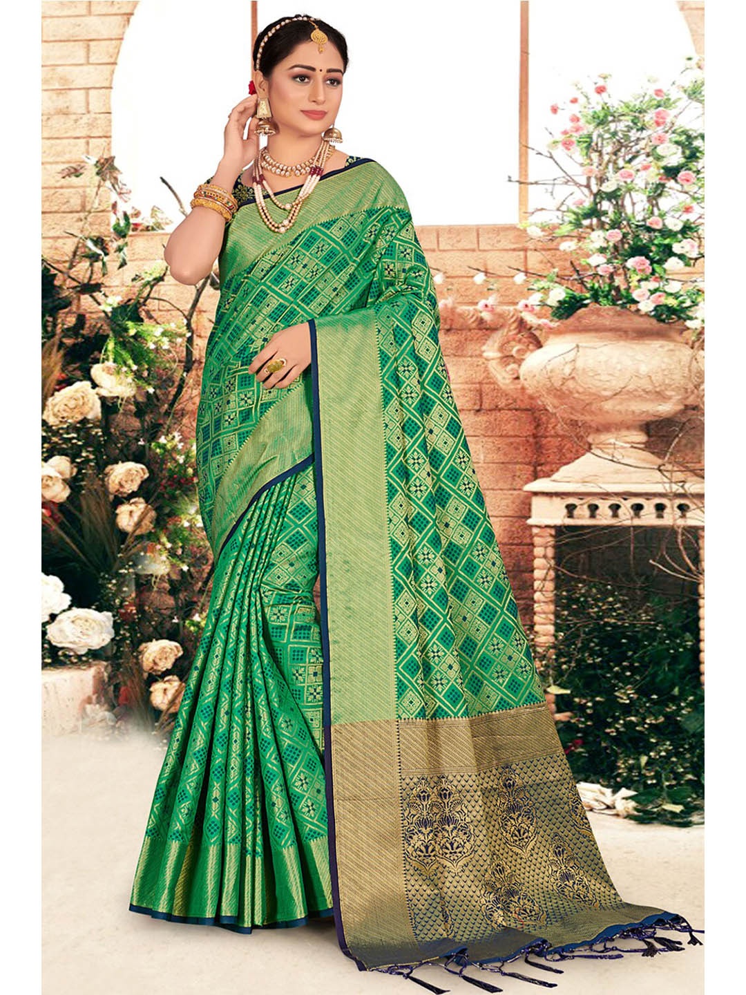 

Exclusiva Green & Gold-Toned Woven Design Zari Silk Blend Banarasi Saree