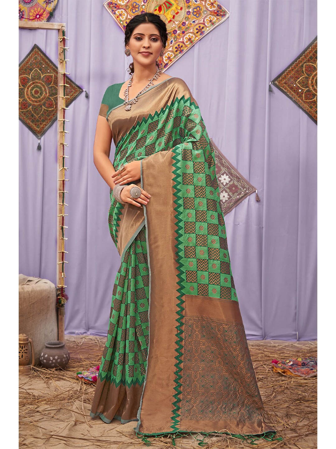 

Exclusiva Green & Gold-Toned Woven Design Zari Pure Cotton Banarasi Saree