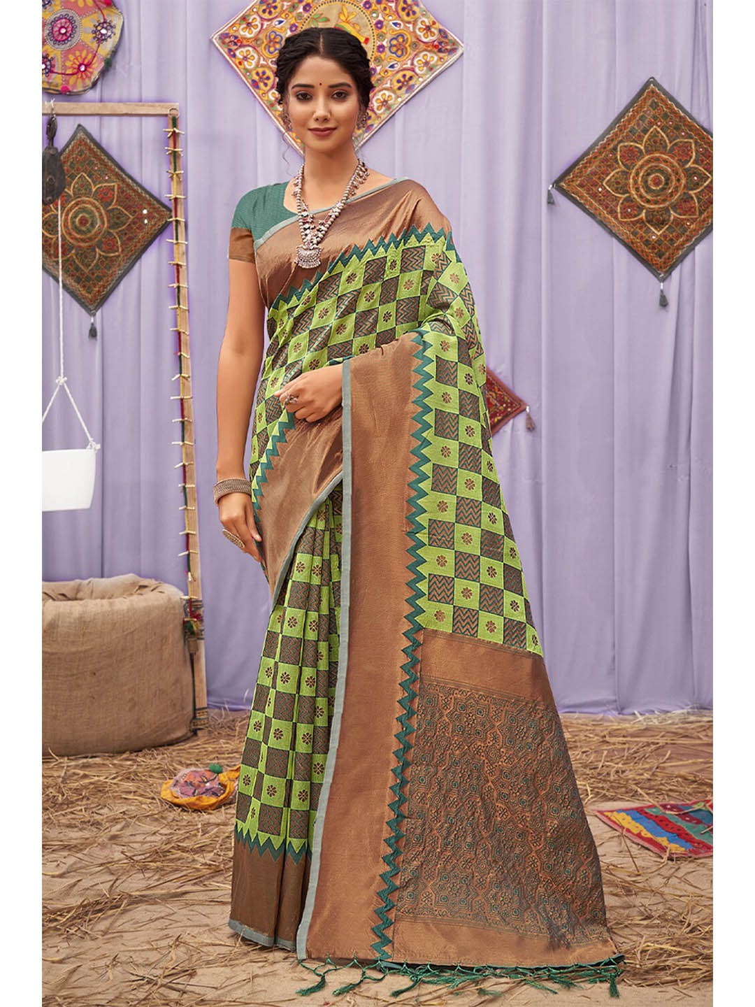

Exclusiva Green & Copper-Toned Woven Design Zari Pure Cotton Banarasi Saree