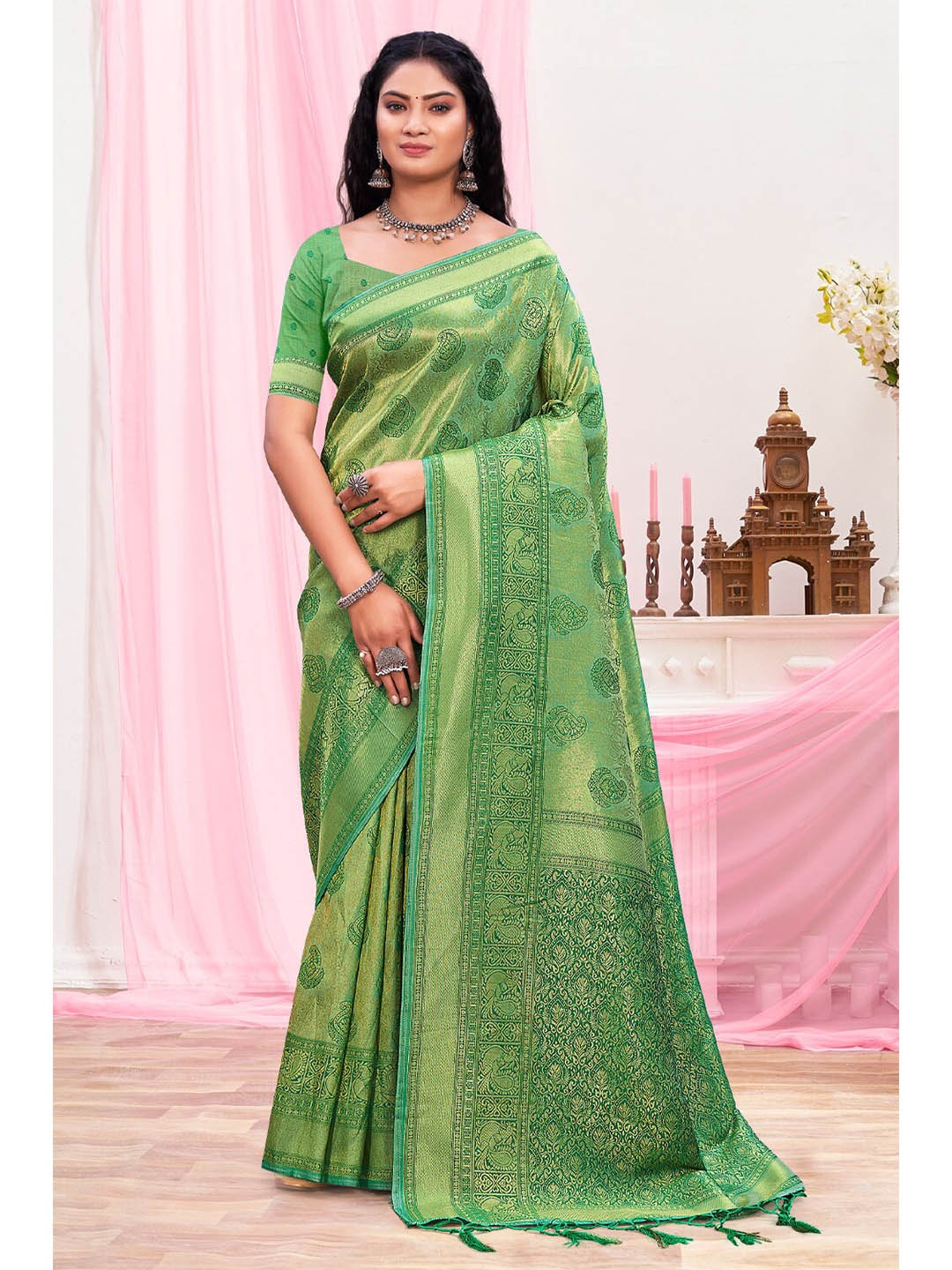 

Exclusiva Green & Gold-Toned Woven Design Zari Silk Blend Banarasi Saree