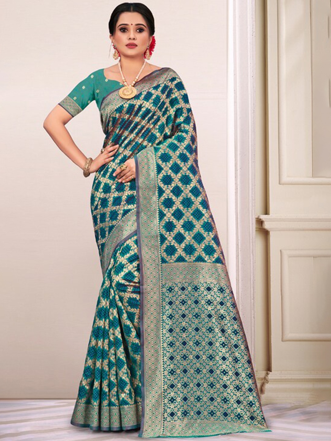 

Exclusiva Green & Gold-Toned Woven Design Zari Silk Blend Banarasi Saree