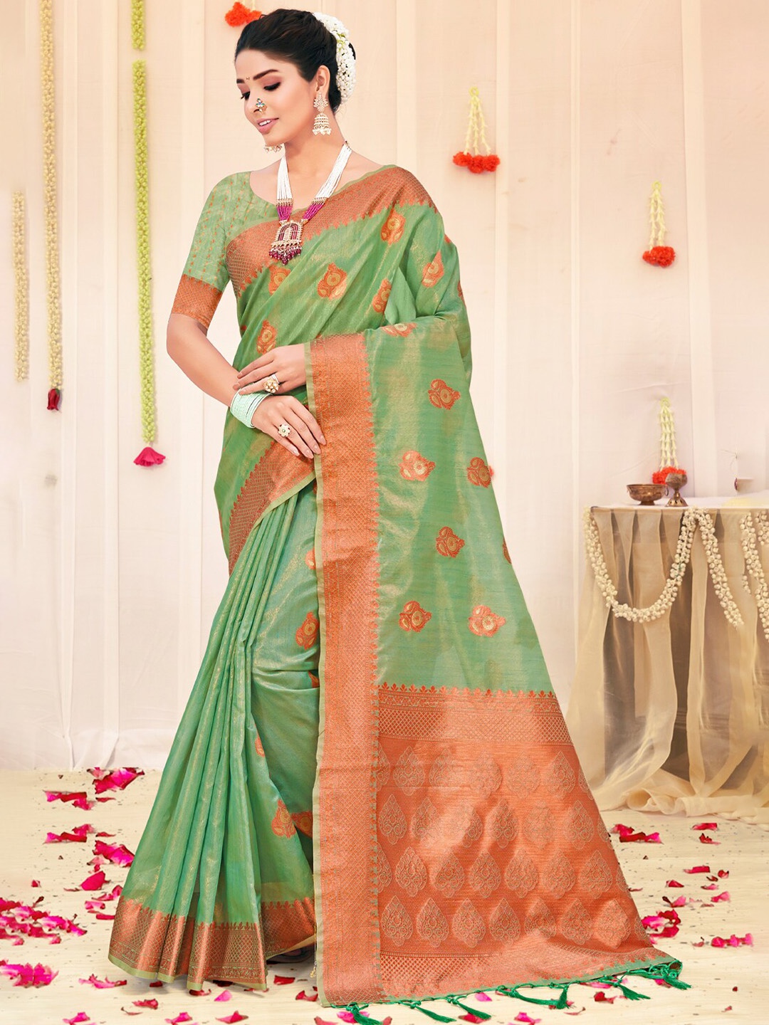 

Exclusiva Green & Gold-Toned Woven Design Zari Organza Banarasi Saree