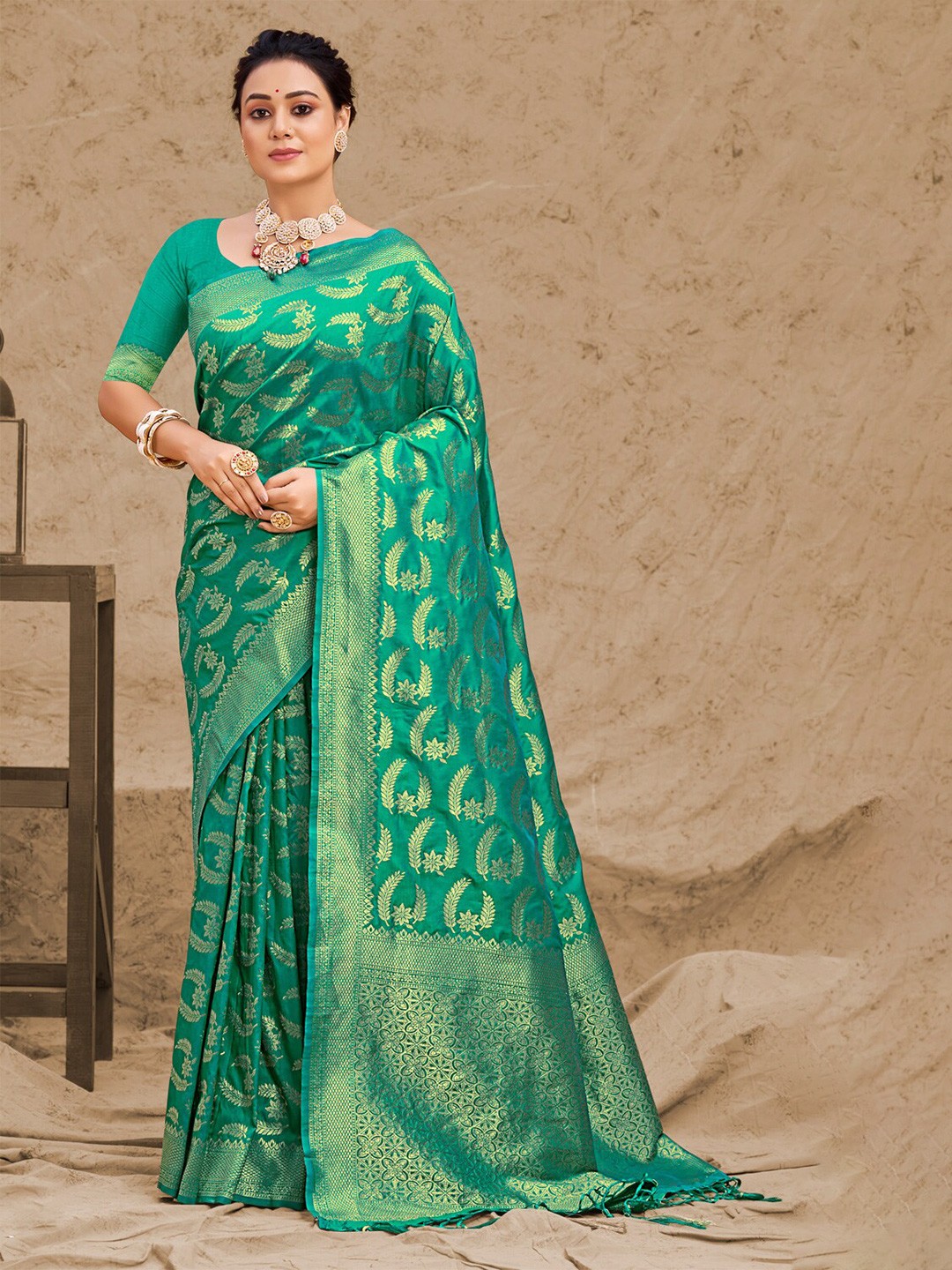 

Exclusiva Green & Gold-Toned Woven Design Zari Silk Blend Banarasi Saree