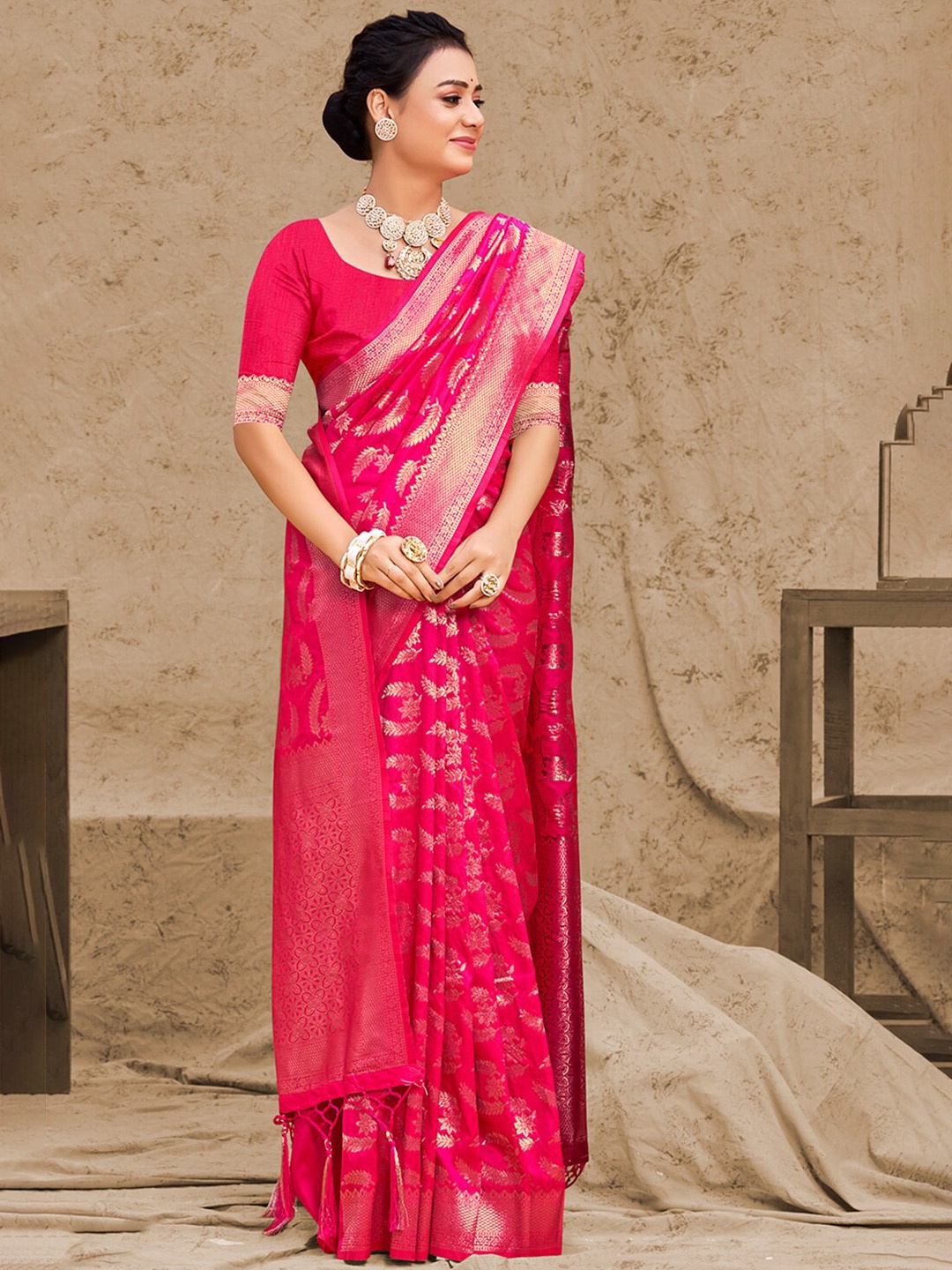 

Exclusiva Magenta & Gold-Toned Woven Design Zari Silk Blend Banarasi Saree