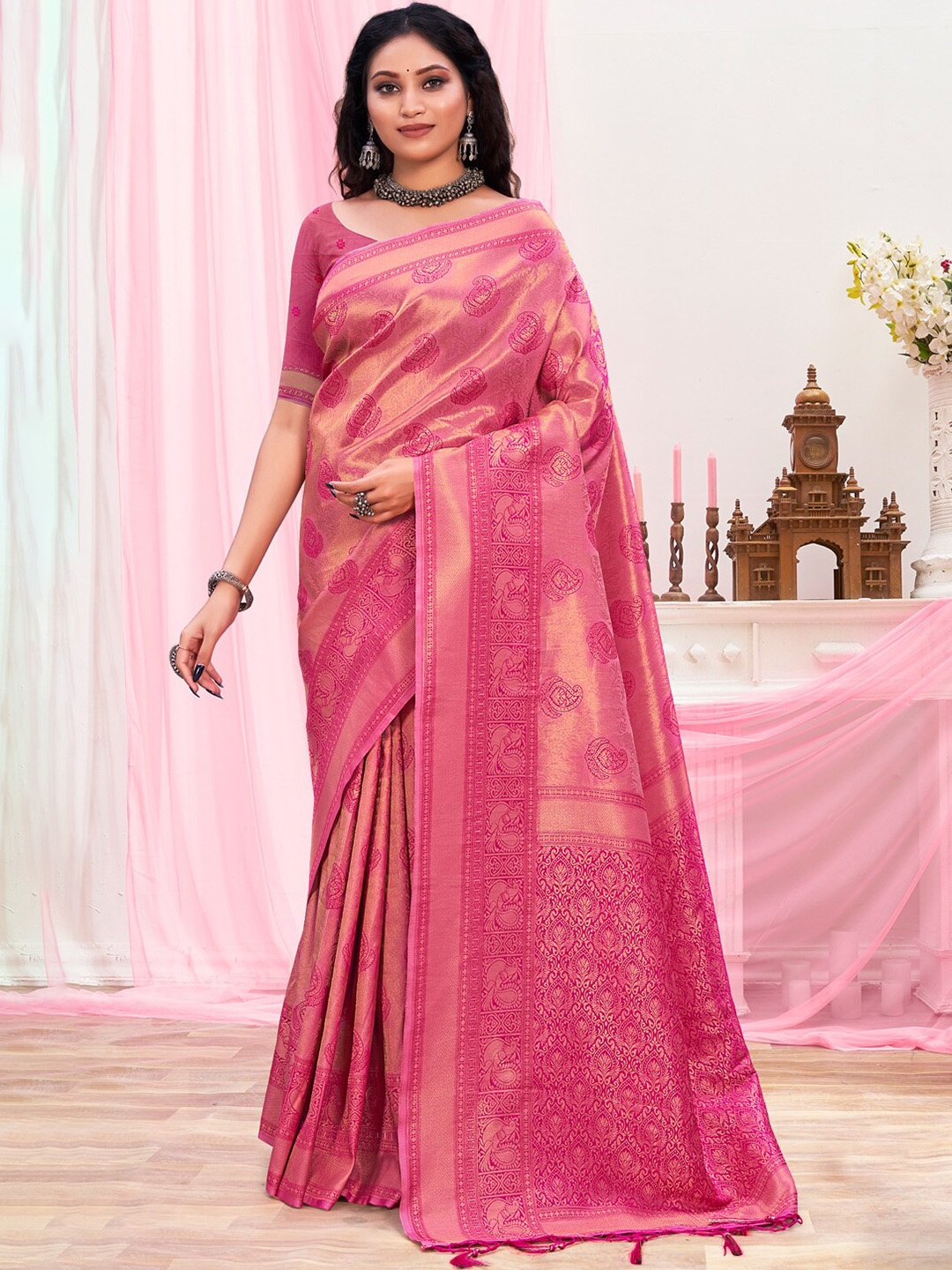 

Exclusiva Magenta & Gold-Toned Woven Design Zari Silk Blend Banarasi Saree