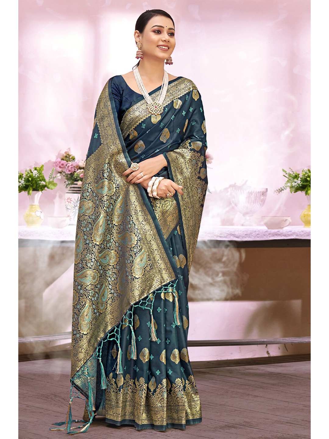 

Exclusiva Green & Gold-Toned Woven Design Zari Silk Blend Banarasi Saree